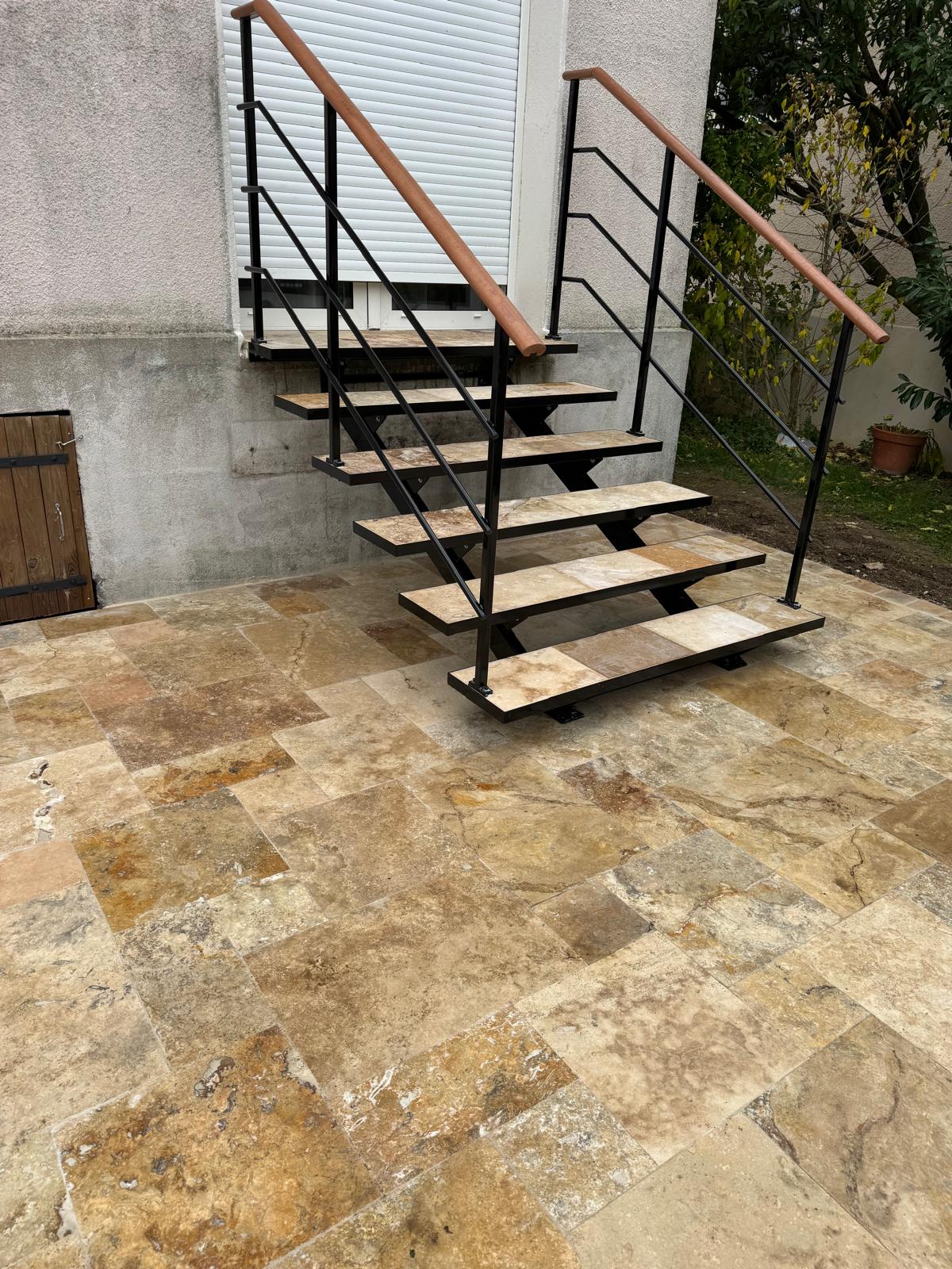 Terrasse et escalier extérieur en pierre