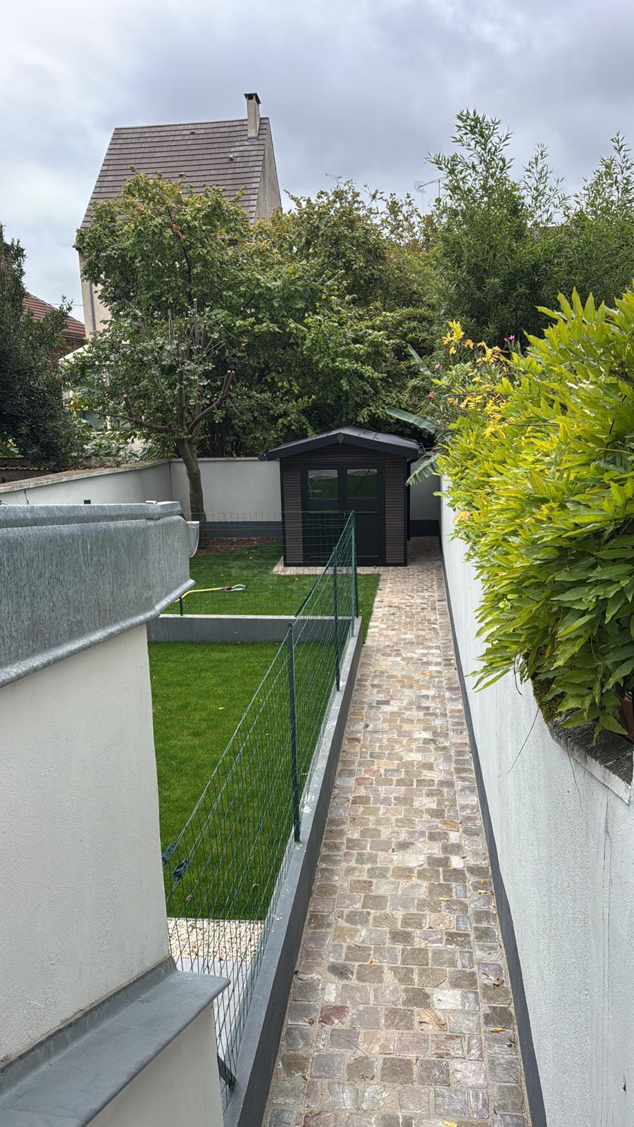 Allée de jardin en pavés anciens