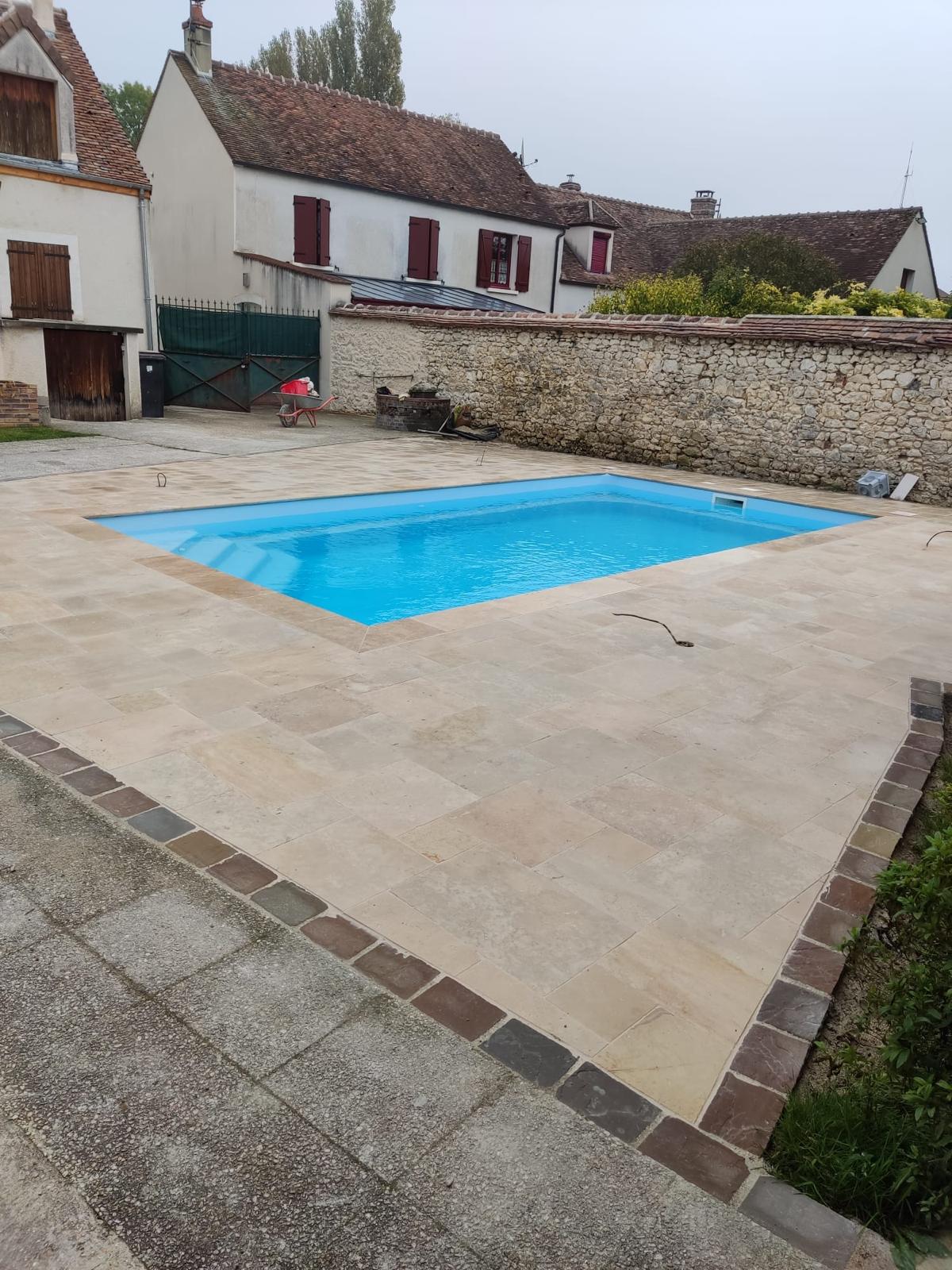 Terrasse piscine en travertin