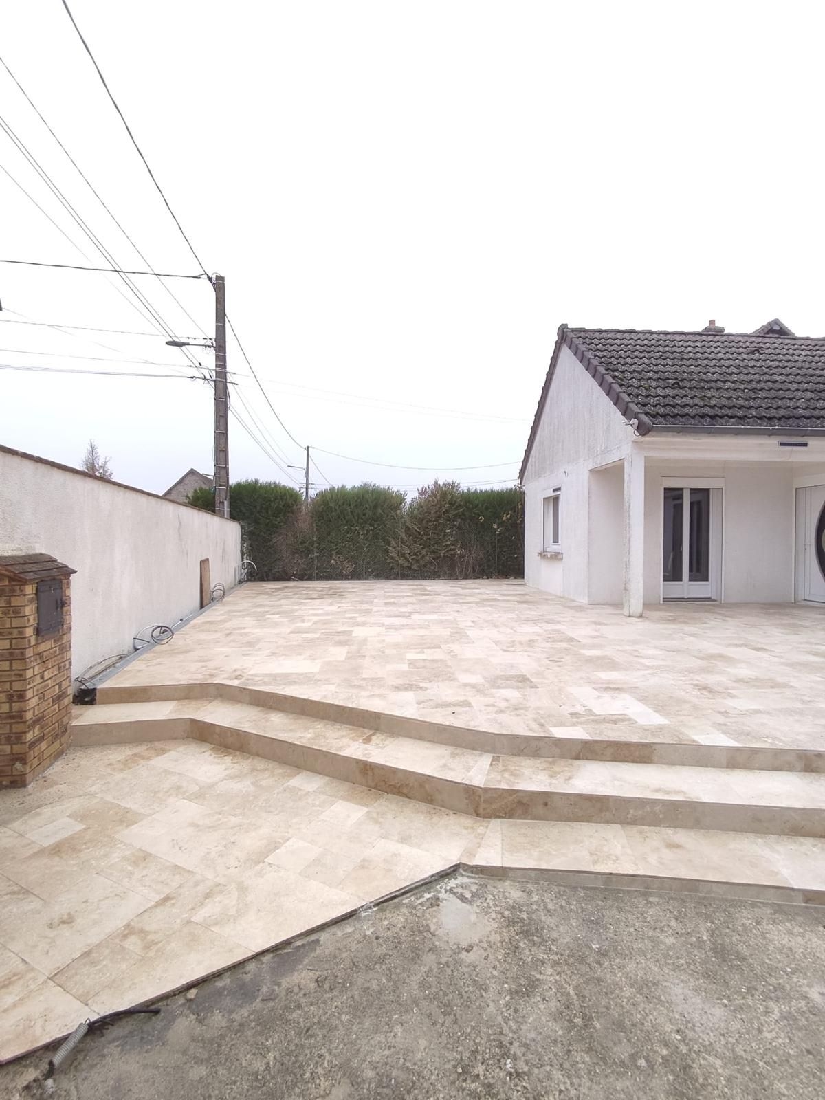 Terrasse et escalier en travertin