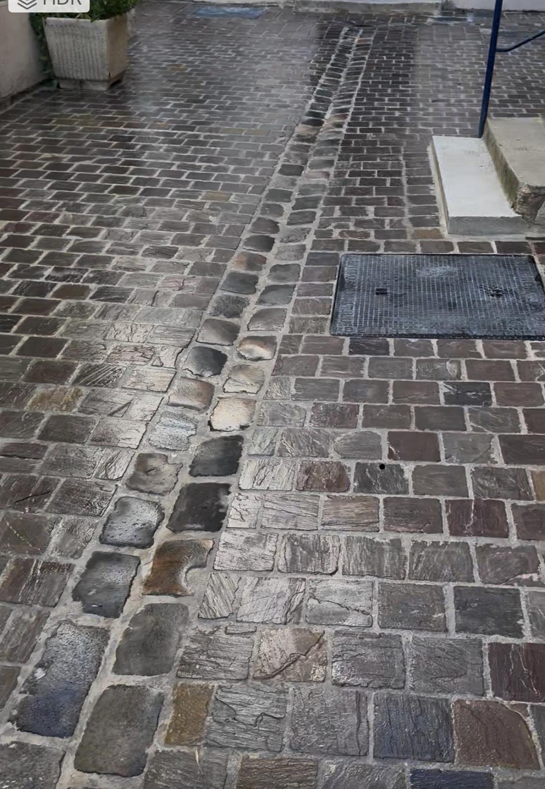 Cour pavée avec évacuation des eaux